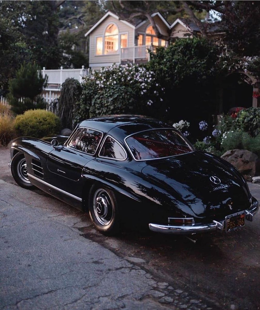 This is dedicated to all my Benz lovers 💫 this #ThrowBackThursday, Mercedes-Benz 300SL Gullwing.

#luxurywheelshq #mercedes #benz #300sl #300slgullwing #gullwingdoors #classicmercedes #classicsportscar #vintage #classic #royalwhips #oldmoney #drivevintage #tbt #throwbackthursday