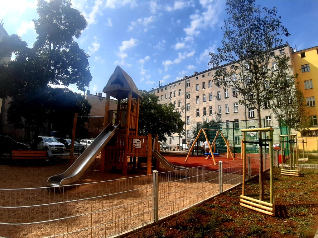 Tak wygląda nasz nowy plac zabaw na ołbińskim podwórku🤩 Najmłodsi mogą już testować nowe urządzenia,🛝 a młodzież może realizować się sportowo na miniboisku🏀⚽️