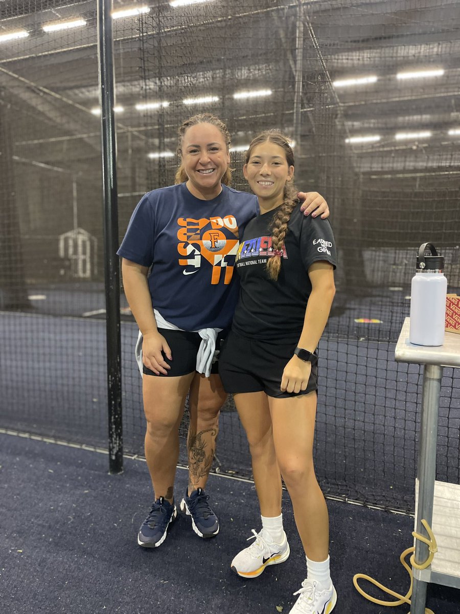 JessicaRose2024's tweet photo. Thanks Coach Juarez @JuarezJamee for putting together a hitting session. @Fullerton_SB sure is a beautiful place to call your office https://t.co/ad4ggwRiMu