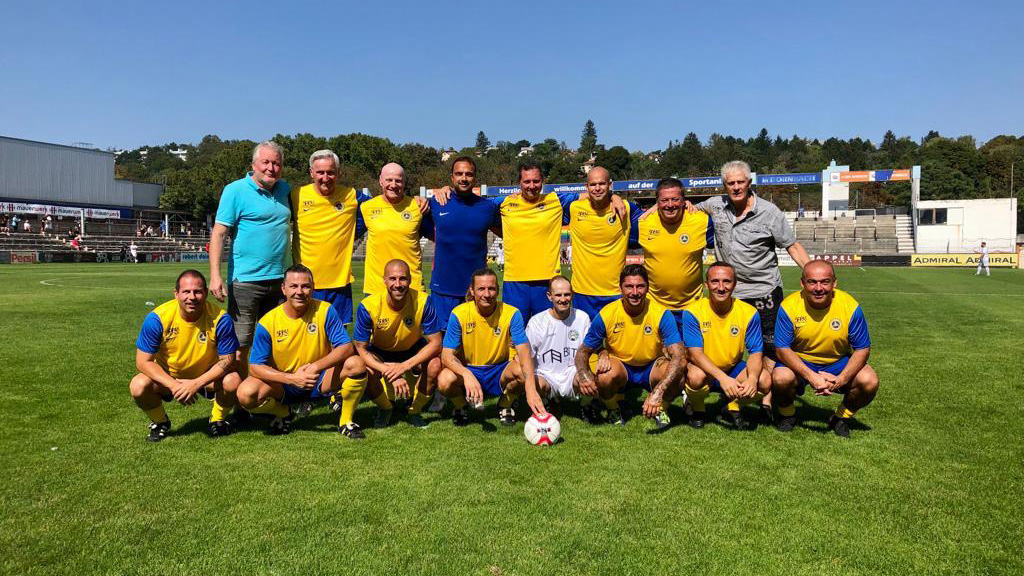 Am vergangenen Sonntag waren unsere Legenden beim Benefizturnier für den leider schwer erkrankten Ex-Profi Peter Neidhart im Einsatz und zeigten ihr Können. 💪 Wir sagen DANKE für jede einzelne Spende! 🫶

#ViennaFamily