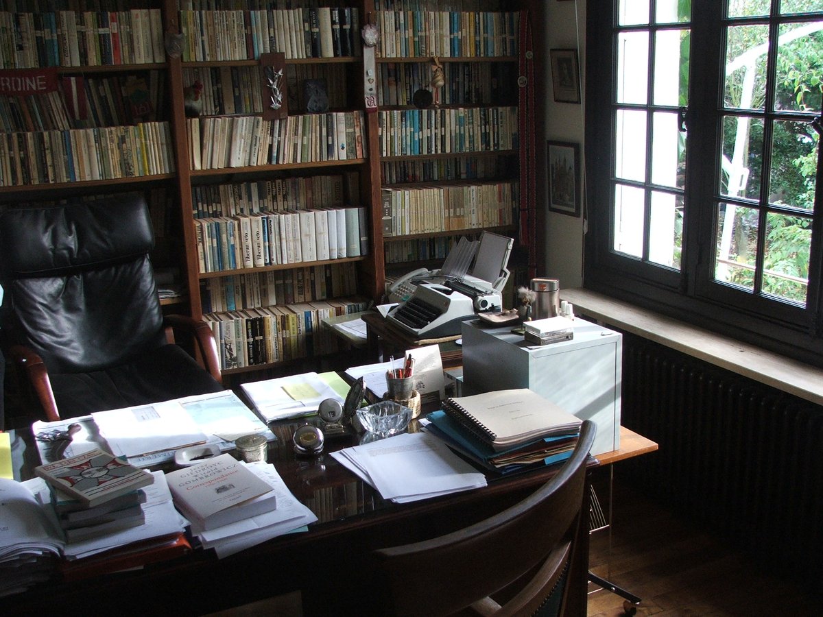 14 IX 2000 - w Maisons-Laffitte pod Paryżem zmarł Jerzy Giedroyc - publicysta, twórca i redaktor emigracyjnego Instytutu Literackiego i paryskiej „Kultury”. W latach 1939-1940 sekretarz osobisty ambasadora RP w Rumunii Rogera Raczyńskiego. /AMSZ.