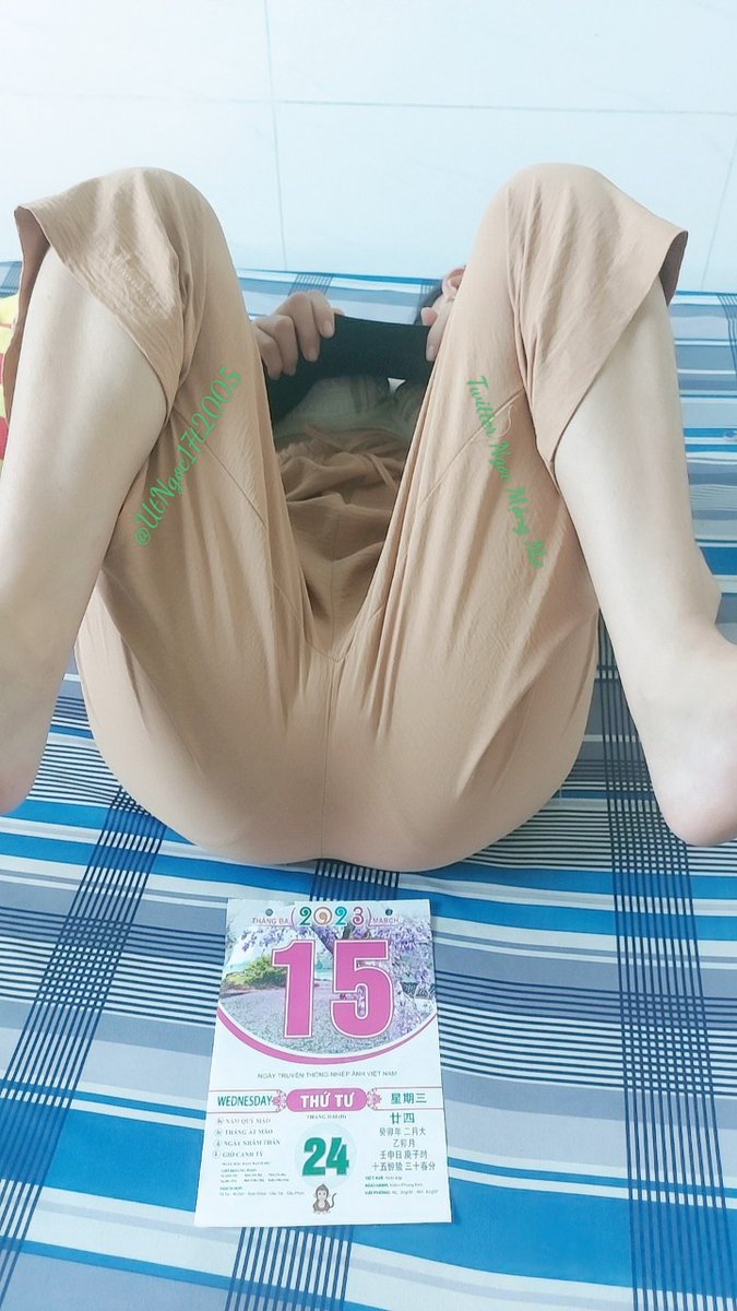 UtNgoc17t2005's tweet photo. Riêng hôm nay ai qua zalo em tặng riêng tác phẩm dâm này...Nằm kiểu này mà mặt quần lót ướt chèm nhẹp thì sẽ như nào đây các tình iu. Thêm mặt quần lót nằm ngữa nẩy,rồi chổng mông nữa thì đủ kích thích mức độ dâm chưa.
Ai cùng dâm ib nhanh gọn lẹ kb lâu dài. https://t.co/wiPScVuOBg