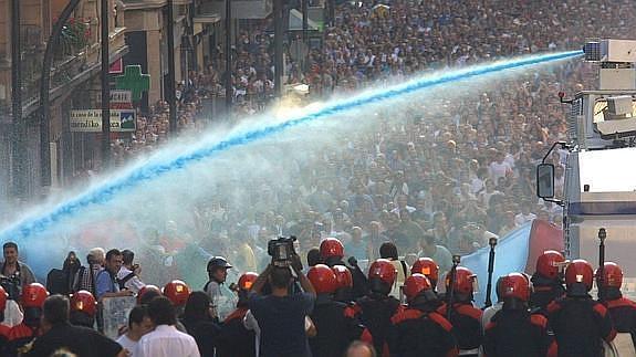 ideiazabaldub's tweet photo. Hoy hace 21 años en Bilbao la policía del PNV disolvía con tanquetas, chorros de agua y pelotazos una multitudinaria marcha en protesta por la ilegalización de Batasuna, dejando imágenes propias de la dictadura pinochetista.

➡️ https://t.co/tkiyxAxpGk

Alguna autocrítica? https://t.co/FXAXvEpcuY