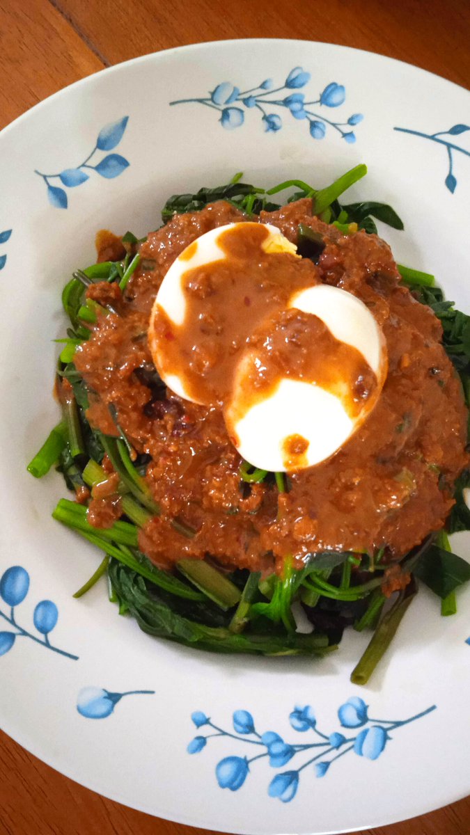 TwitsvonDS's tweet photo. Late lunch.
Early dinner.
Only kangkung rebus, telur rebus, dan bumbu pecal.👩🍳
#KulinerIndonesia
#homemade
#Pecal https://t.co/KeCll8YJVN
