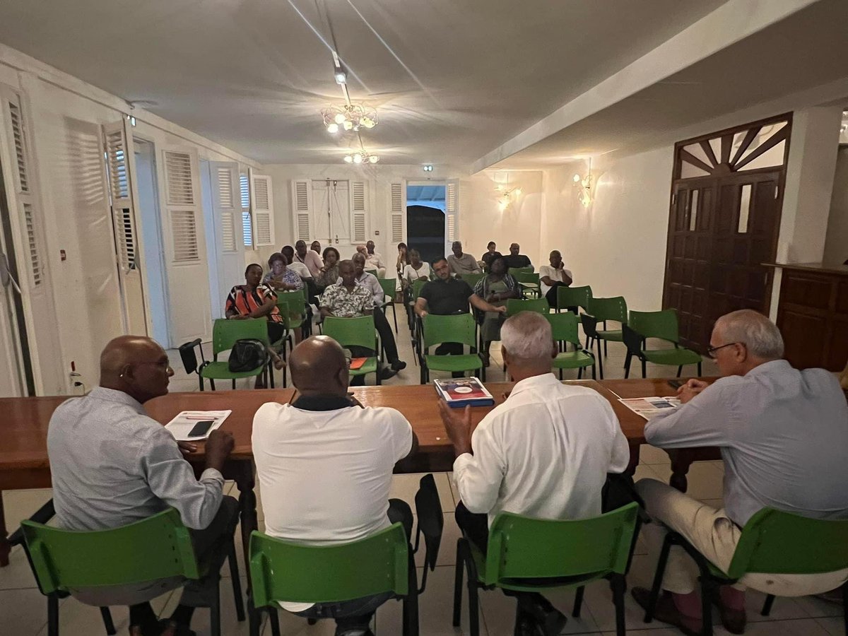 VictorinLurel's tweet photo. Merci aux élu•e•s de @baiemahault pour leur présence, leur écoute et leurs remarques lors de notre échange ce mercredi soir à Wonche. Cette élection est un exercice de liberté de choisir les meilleurs représentants pour défendre le Péyi Gwadloup au @Senat : @EnsembleNouTout https://t.co/rmmRnZvzdn