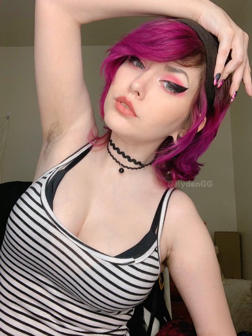 listen. candyman&rsquo;s got me. you gotta say my name 3 times to free me. 🐝💖✨ https://t.co/gDpw9bEWIF<a href="/tag/mvsales"class="tags"><span>#mvsales</span></a>