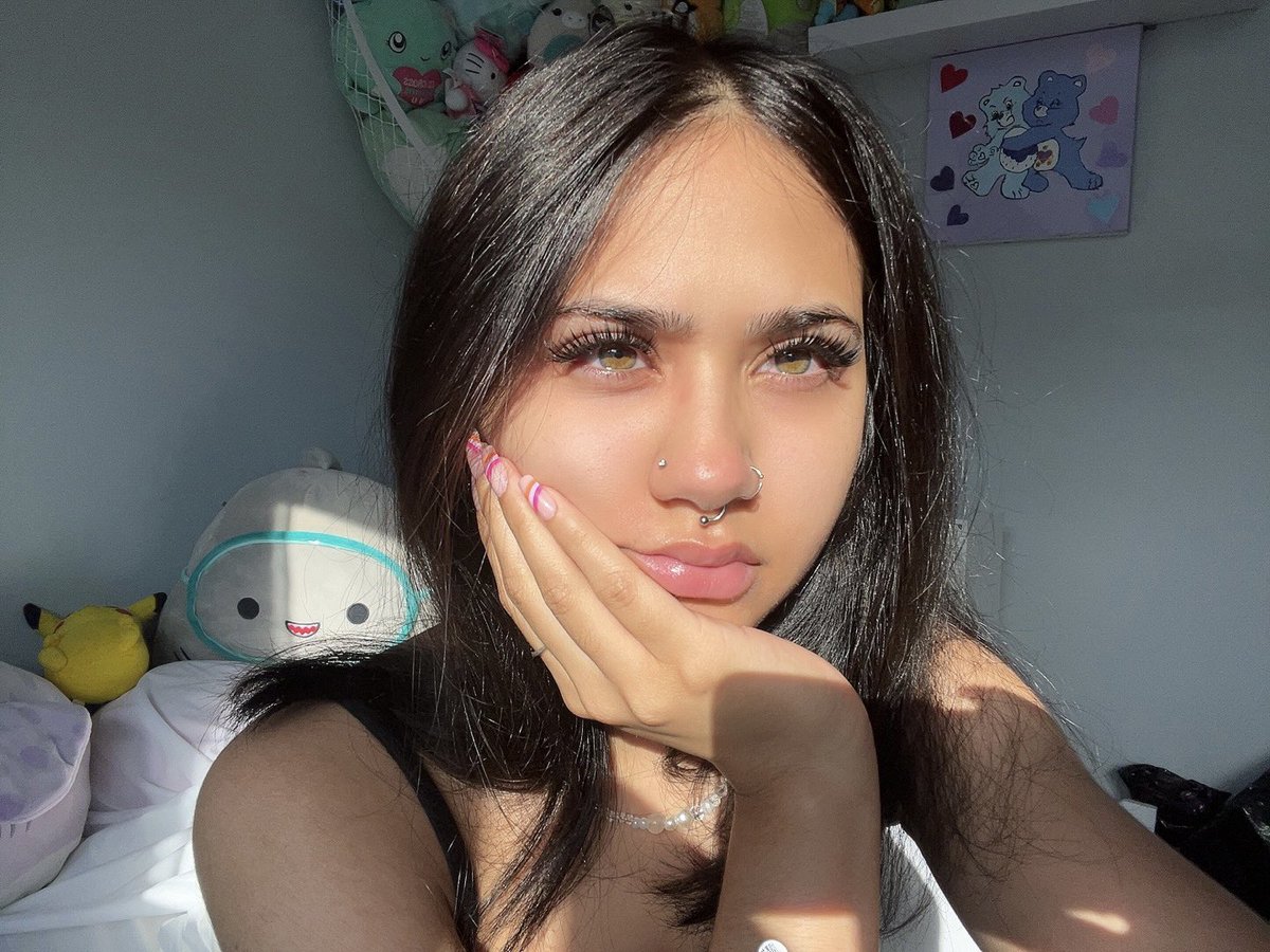 smolbeansara's tweet photo. Honeydew is green like my eyes 😼 https://t.co/WOxycLcDxB