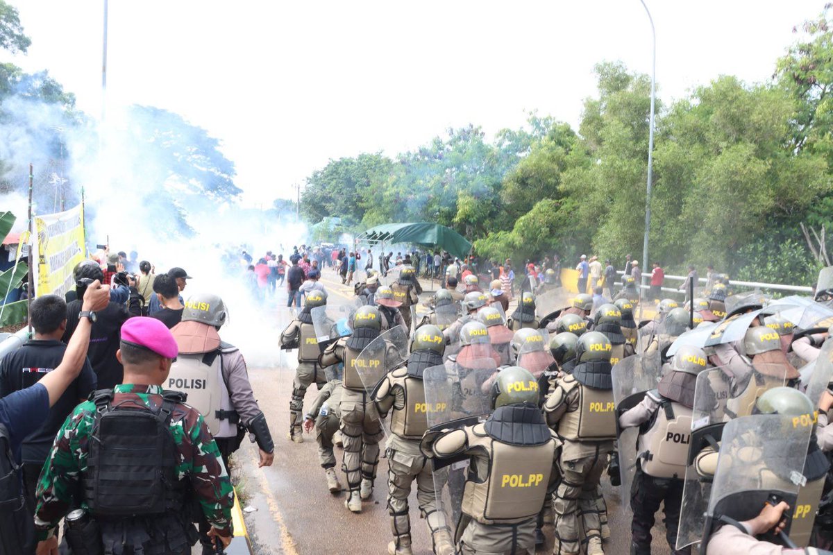 YLBHI's tweet photo. Pembangunan PSN pada rezim Jokowi mayoritas dilakukan dengen pendekatan kekerasan.

Pembangunannya dipenuhi banyak konflik, masyarakat yg terdampak pembangunan tersebut juga direpresi habis-habisan. Termasuk kekerasan pada warga Rempang.

#Savepulaurempang https://t.co/HxzCZ1owe0