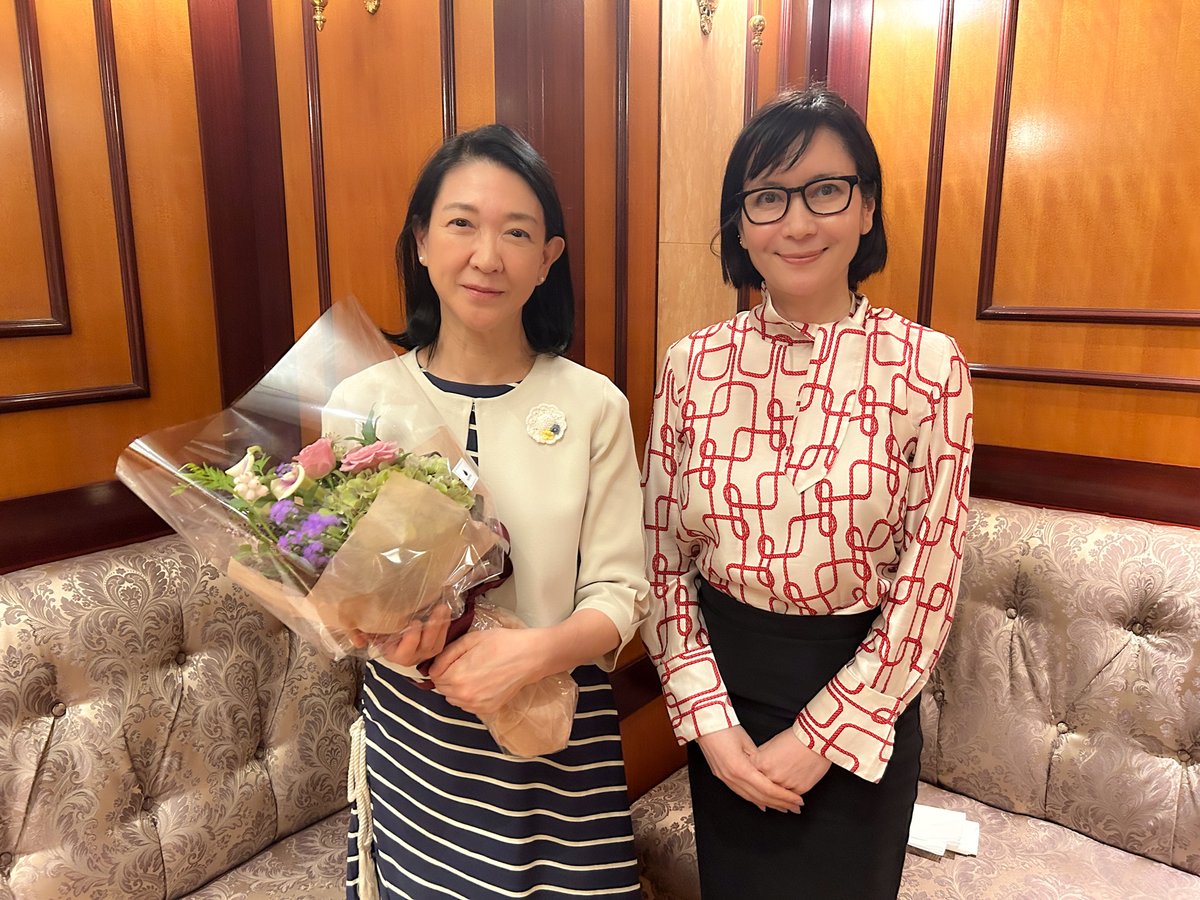 UNDPTokyo's tweet photo. 紺野美沙子UNDP親善大使とハジアリッチ駐日代表が初対面🙌
#紺野美沙子 大使 は1998年に親善大使に着任以来、今年は25周年目になります!ブータン訪問の際の思い出など話に花が咲きました💐
#UNDPGoodwillAmbassador https://t.co/o5b1snwUQ8