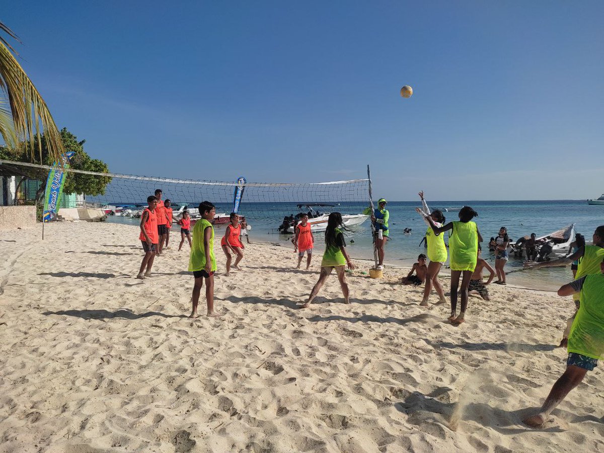 AzulVenezuela's tweet photo. Ya instalado el festival playero en el Parque Nacional Archipiélago Los Roques.
El paraíso azul es tu mejor destino.
¡Los Roques Somos Todos! @ACoronadoVzla https://t.co/WRPhpKPfsy