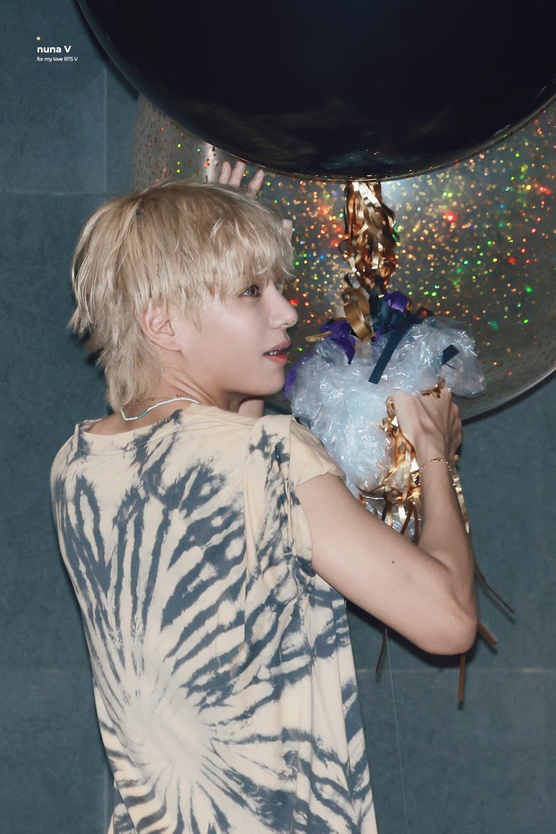 _nuna_V's tweet photo. 230909 풍선 문에 걸려서 당황한 것도 귀여워😅💜
#이삐사진전 #태형 #KIMTAEHYUNG #BTSV https://t.co/kHCZQh7yLV