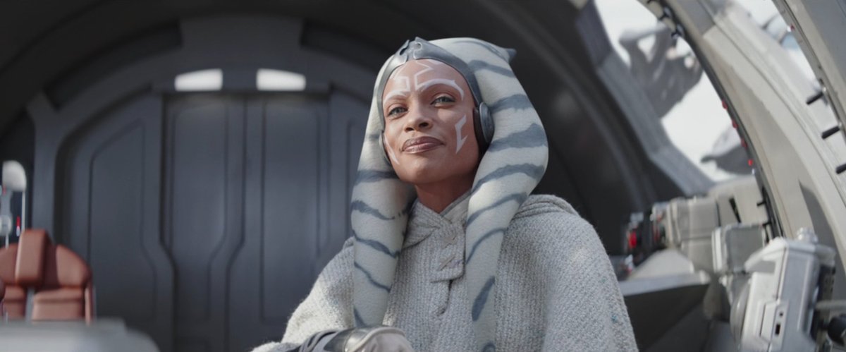 MundosDeAhsoka's tweet photo. Tras el visionado del 1x05 de #Ahsoka hay gente a la que no le ha quedado del todo clara cual es la enseñanza que tiene #AnakinSkywalker hacia su aprendiz #AhsokaTano 

En este post, os voy a explicar lo que YO he entendido y que espero os ayude. 

La lección sobre todo se centra en que Ahsoka supere sus miedos, entre los cuales destacaremos por encima de todo, el convertirse en #Anakin , o mas bien, en #DarthVader . Y aquí la importancia de los momentos que hemos visionado en cuanto a "flashbacks". 

Como llevamos viendo durante toda la temporada, y que expliqué ya en el hilo que hice la semana pasada, Ahsoka se muestra sombría, sin ganas de vivir, sin fuerzas para seguir. Y el por qué, lo sintetizan mucho en este episodio. 

Ahsoka solo se ha quedado con lo malo de todo lo vivido: "Por donde paso, solo dejo muerte y caos" decía ella, le decía #BaylanSkoll en el 1x04. Y nos lo presentan con tres momentos clave de su vida. Dos de esos momentos esenciales están entre los seleccionados de Disney+ 

- La batalla de Ryloth donde pierde a todo su escuadrón. 

- El asedio de Mandalore donde se carga a saber a cuántos.

Anakin insiste en enseñarle que ella es más que solo eso. Que es una líder, una guía, un faro de esperanza. Y que aunque no le guste realmente su camino, es para lo que está destinada. En ella está el legado de él mismo, de Obi-Wan y de Qui-gon. 

Sin embargo, como ya he dicho, se centra en lo negativo, siempre, olvidando todo lo bueno, que lo hay, así como las lecciones aprendidas, que son muchas. 

Es tanto el miedo que tiene en convertirse en Vader que  vemos su reflejo en Anakin. Es tanto el miedo que le da esa posibilidad, que llega al punto de recriminar a su maestro en lo que llegó a convertirse. Y eso, ofendió al elegido. Porque aunque es cierto que cayó en el lado oscuro, él, siempre fue más que eso. 

Y como tal, la enfrenta ahora sí como sith, siendo esta la última prueba, quizá la última lección. Vivir o Morir. Y donde está el click que la hace evolucionar a "Ahsoka la blanca"? 

Cuando habiendo vencido a Vader, no le mata. Porque ella es más que muerte y destrucción. "Elijo vivir" es decir, "elijo la vida por encima de la muerte". 

Y ahora sí, habiendo "renacido" y aceptado su legado y destino, es cuando la lección se da por aprendida y regresa para "Terminar su tarea". Como Gandalf. 

Ahora la togruta es "otra". Es optimista, sonríe, ilumina, enamora. Es probable que no pueda impedir una nueva guerra, pero si podrá guiar, liderar e inspirar a los de su alrededor. 

Para ello nació, para ello la instruyeron.

Espero que ahora, quienes tenían dudas, se hayan despejado. No es una verdad absoluta, pero es el mensaje que yo he entendido. 

Si has llegado hasta aquí, gracias por leerlo. Todo apoyo es mas que agradecido. Y si podéis, compartirlo para que llegue a quienes puedan tener dudas, mejor que mejor 🤍💙🧡