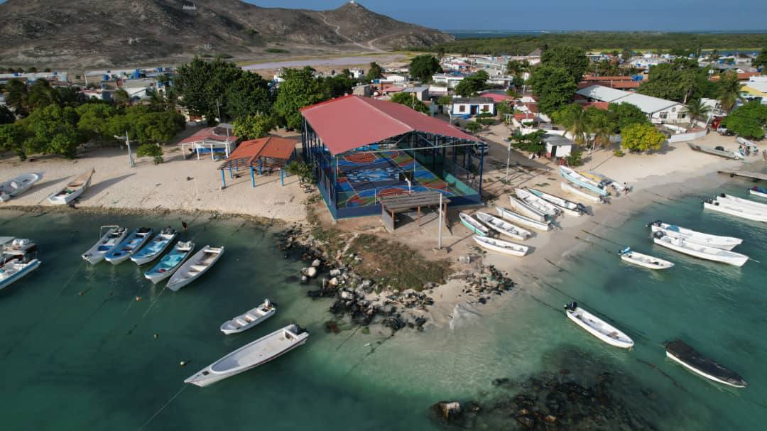 AzulVenezuela's tweet photo. Restaurada cancha techada de usos múltiples en el P.N Archipiélago Los Roques, gracias al apoyo conjunto de @MijpVzla el @FONA_oficial y el Territorio Insular a traves de nuestro Jefe de Gobierno @ACoronadoVzla https://t.co/B4tuinSblv