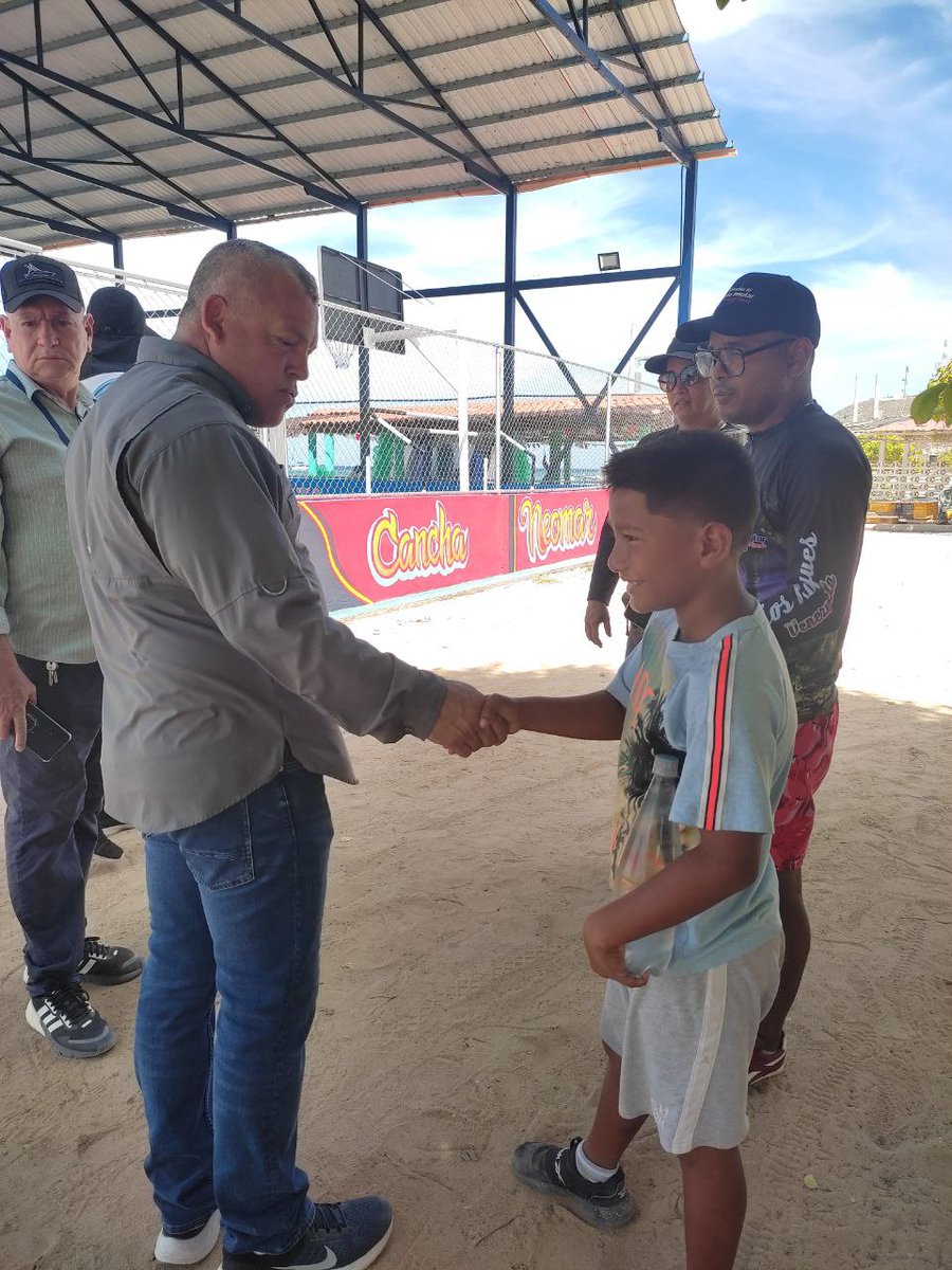 AzulVenezuela's tweet photo. Restaurada cancha techada de usos múltiples en el P.N Archipiélago Los Roques, gracias al apoyo conjunto de @MijpVzla el @FONA_oficial y el Territorio Insular a traves de nuestro Jefe de Gobierno @ACoronadoVzla https://t.co/B4tuinSblv