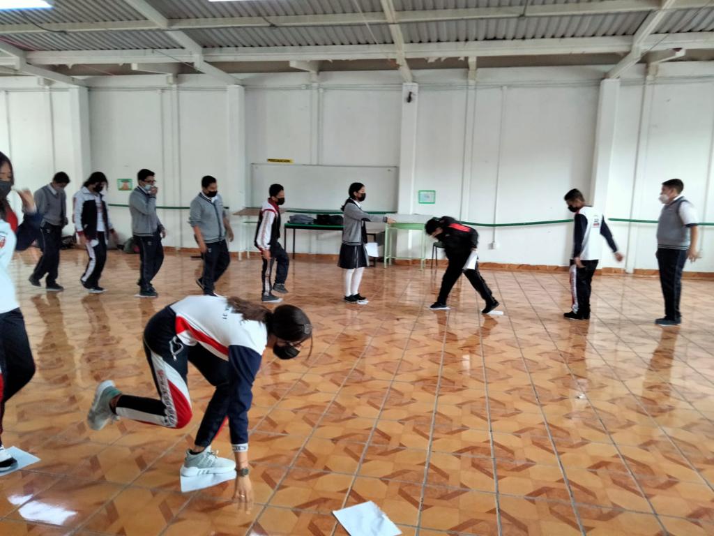 Parte del proyecto #NuevosTerritorios donde lxs estudiantes de la  Secuandaria General Tepochcalli realizan ejercicios de trabajo en equipo, definición de voz, ritmo, coordinación, como parte integral de las clases “Acercamiento a las Artes Escénicas”.

#NuevosTerritorios🕊️