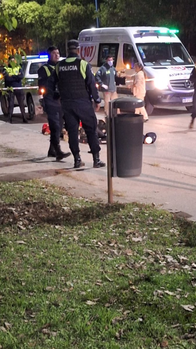Hace unas horas en plena Avenida América hubo una balacera entre un policia y dos delincuentes, tres muertes hubo, fallecieron dos hijos de puta y un pobre pibe que no tenia nada que ver con el robo, pero por ahí anda el inoperante de Jaldo combatiendo la inseguridad de Uber…