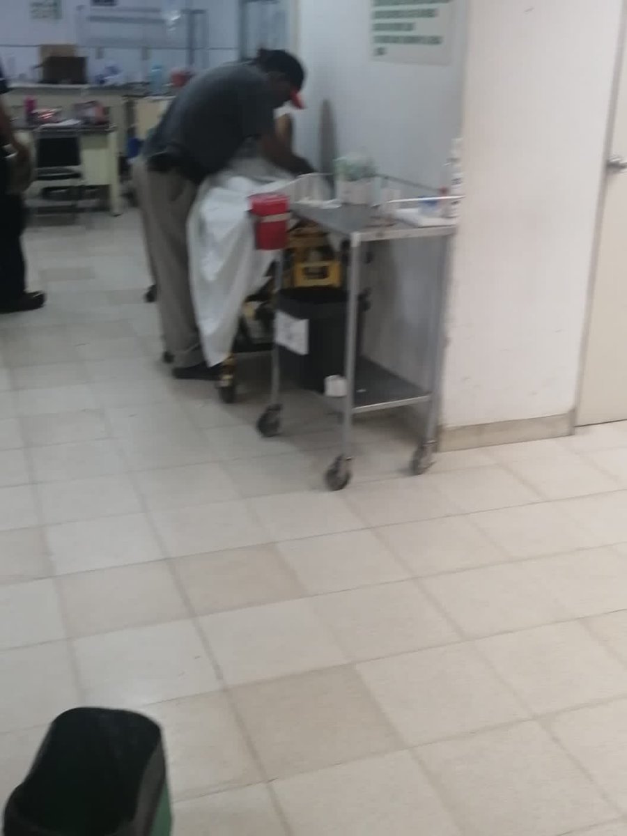 JJDiazMachuca's tweet photo. Aquí está su pinche Dinamarca 

Es un crimen lo que ha hecho @lopezobrador_ con la salud de los mexicanos.

De @michelleriveraa : La historia de esta foto es muy triste; Empleada del IMSS #Navojoa , nos relató que esta abuelita tiene 12 horas en la clínica en el área-pasillo de emergencias, sí 12 horas. Su esposo le cambia el pañal (frente a todos porque no hay más) y está al cuidado en lo que es atendida .

¡Es un pinche coraje! 🥹