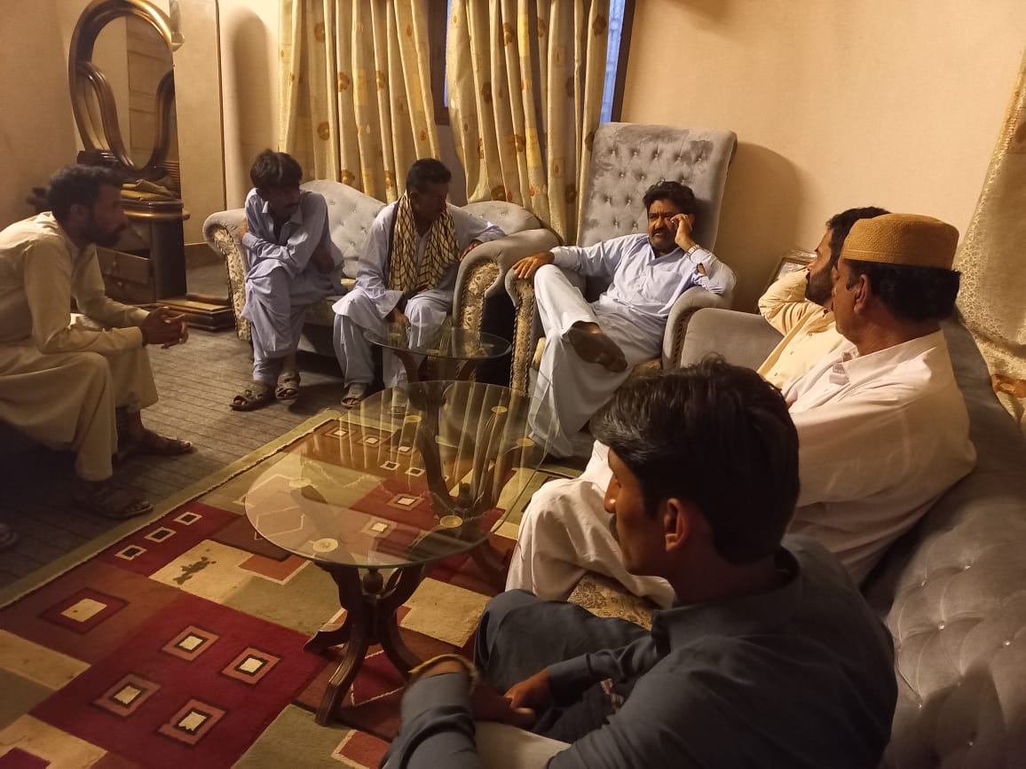 halepoto5333's tweet photo. فلکارا ماتلی:رہنما پاکستان پیپلز پارٹی و سابق رکن سندھ اسمبلی ڈاڈا حاجی محمد هالیپوٹو اپنی رہائش گاہ گوٹھ چیف سردار بشیر احمد ہالیپوٹو فلکارا ہالیپوٹہ ہائوس میں حلقے کے لوگوں مختلف برادریوں کے معززین سے ملاقات کررہے ہیں اور اُن کے مسائل سننے۔
#VoiceOfMatliBadin https://t.co/K5WgGrimHO