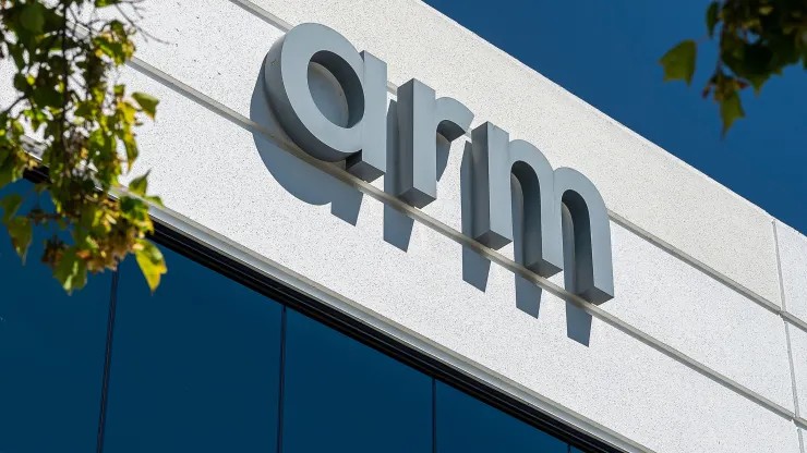 mmtalk_edu's tweet photo. Arm-н нэг хувьцааны IPO үнэ нь 51 ам.долларт хүрч, 95.5 сая ширхэг хувьцаагаа зарж, 4.87 тэрбум ам.доллар босгосон. Ингэснээр компанийн үнэлгээ 54.5 тэрбум ам.доллар боллоо. Өнөөдөр буюу пүрэв гарагт ARM $ARM тэмдэгтэйгээр арилжаалагдаж эхэлнэ.

#MMtalk #ARM #IPO #хувьцаа https://t.co/T7DXWHTS9f