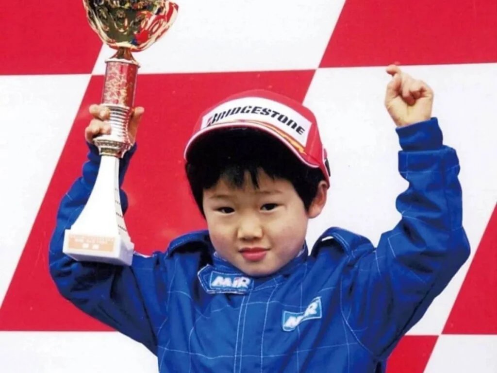 Yuki_Fzero's tweet photo. Após 4 anos tentando finalmente consegui, alcancei sonho que quando pequeno achava impossível, o sonho de vencer uma corrida, ser o primeiro japonês a fazer isso. Ouvir o hino do meu país tocando na maior categoria do mundo não tem preço. Mas eu não conseguiria sem vocês https://t.co/QSuoa0M2Qv