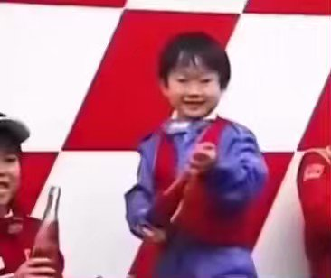 Yuki_Fzero's tweet photo. Após 4 anos tentando finalmente consegui, alcancei sonho que quando pequeno achava impossível, o sonho de vencer uma corrida, ser o primeiro japonês a fazer isso. Ouvir o hino do meu país tocando na maior categoria do mundo não tem preço. Mas eu não conseguiria sem vocês https://t.co/QSuoa0M2Qv