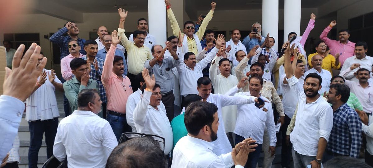 #एटा_कन्नौज के शिक्षकों ने 
शिक्षक दिवस पर बदायूँ के जिलाध्यक्ष के अकारण निलंबन से नाराज़ होकर 
#बीएसए_बदायूँ_निलम्बन_की_माँग
हेतु डीएम को ज्ञापन सौंपा । 19 सितंबर तक कार्रवाई नहीं  तो 20 को बदायूॅ मे हजारों शिक्षक देंगे धरना।
<a href="/DrDCSHARMAUPPSS/">Dr Dinesh Chandra Sharma</a>