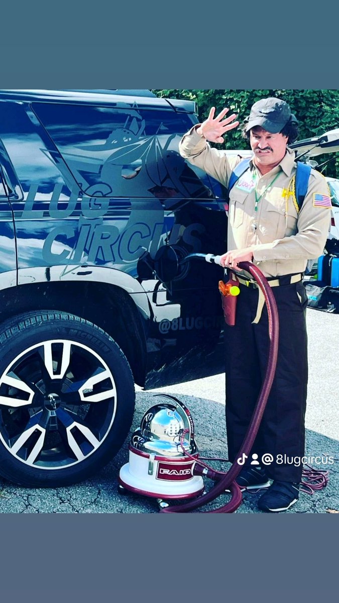 8LUGCIRCUS's tweet photo. Caught OFFICER DOOFY with the infamous vacuum from Scary Movie, either trying to steal gas or knock up our Tahoe 🤣 fuel Guage was full when we left 😉 Dave Sheridan 🤘 

#scarymovie #8lugcircus
#officerdoofy #davesheridan #Ghostface #horror #HorrorMovies #comedy #funny https://t.co/56FNSilfx5