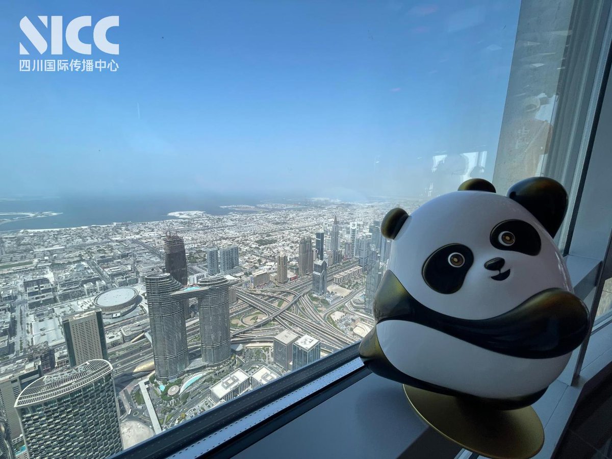 SichuanDaily's tweet photo. I have arrived at the Burj Khalifa in #Dubai, UAE🇦🇪🇨🇳!!
This iconic skyscraper stands at 828 m, the world's tallest. I am currently on the 125th floor, looking down at the panoramic view of Dubai! Truly amazed😍
#CallYourPanda #gowithgoldenpanda #GoldenPandaAwards #Sichuan https://t.co/Ple3gfw8TQ