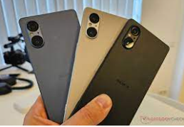 's tweet image. "📸 Sony's Xperia 5 V skips telephoto, but it's all about that 12x zoom magic! 🧙‍♂️ With hybrid zoom, it's like having a telephoto in your pocket. Plus, enjoy a stunning 6.1-inch OLED display and Snapdragon 888 power! 🚀 #Xperia5V #ZoomMagic #HybridZoom #TechInnovation"