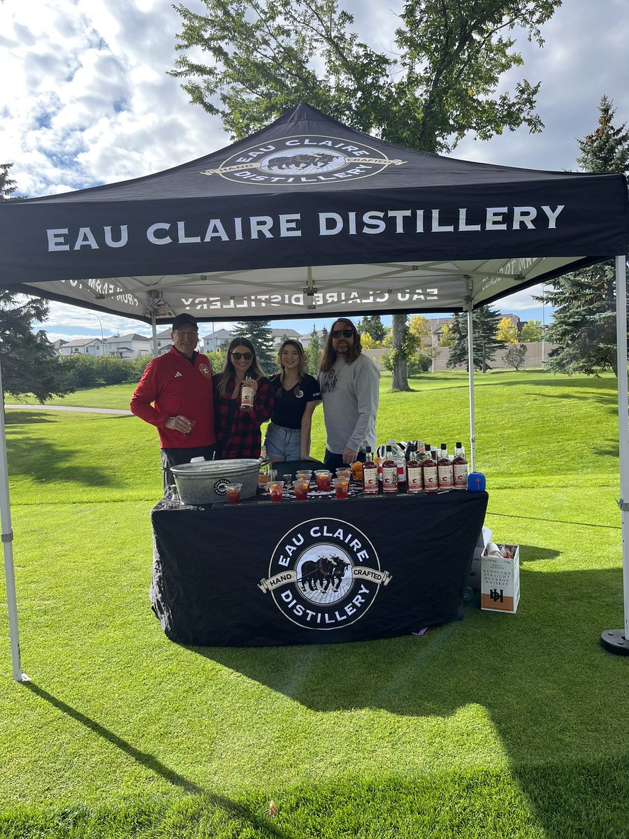 hockey_tr's tweet image. Flames Celebrity Charity Golf Classic. Hockey Hereos Buddies + Skylar who has spent a lot of time at Flames Rotary House. Volunteers, Flames Players our Alumni, Sponsors and Golfers Bravo @nhlflames @flamesalumni @nhlalumniassociation @woodridgeford @worleycord_ @eauclairecraft