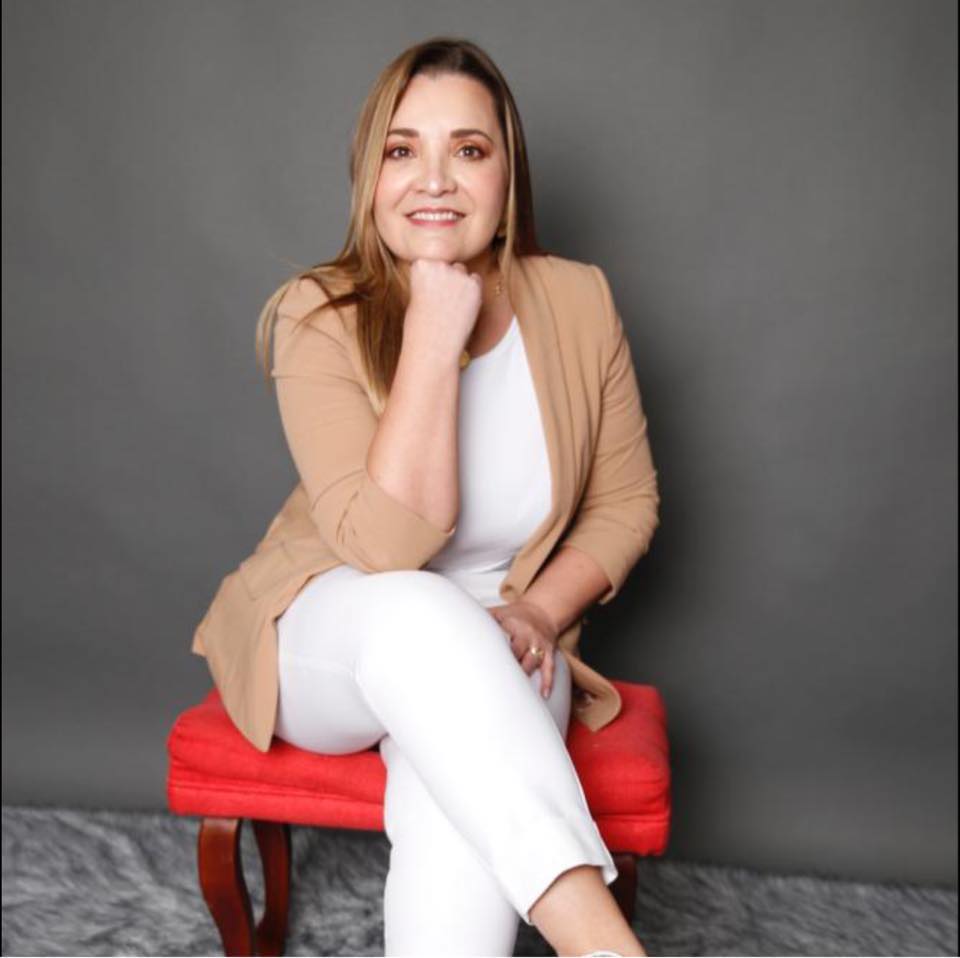lahistoriaec's tweet photo. Del team de Carlos Pólit. La ex subContralora Alejandra Vivanco Carrión es la mejor puntuada en méritos por el @CpccsEc con 49,5 puntos de 50 posibles y pasa a ser favorita previo a la prueba de conocimientos. Ella fue funcionaria de Contraloría durante 20 años y reconocía hasta el final el mando de Carlos Pólit, cuando ya se encontraba a buen recaudo en Estados Unidos por acusaciones de corrupción e intentó poner al frente de la Contraloría a Sabett Chamoun. Fue cuando Pablo Celi rompió furioso la acción de personal con la orden de Pólit. Y se quedó con el cargo de Contralor.