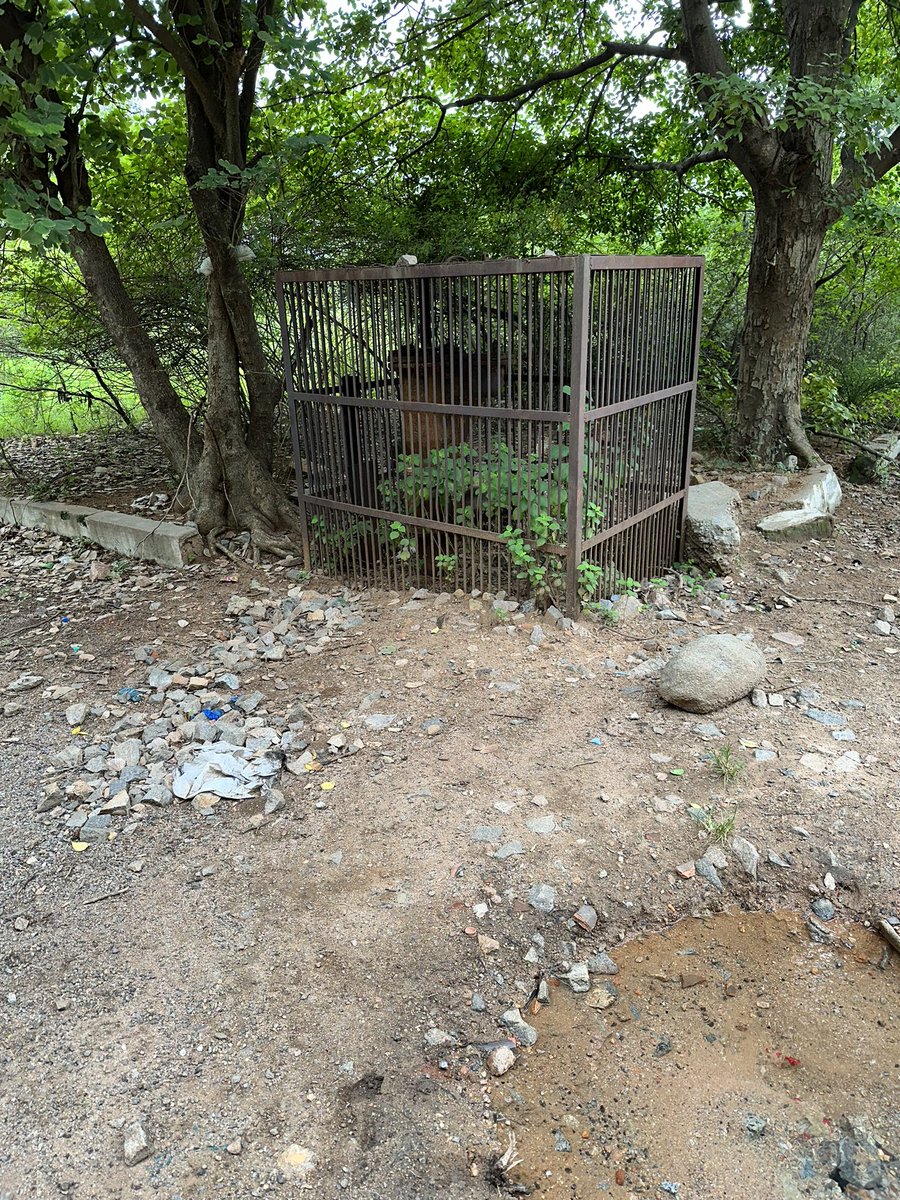 RobinZaccheus's tweet photo. Drinking water leak! Gallons of water is wasted every day.. pls look into this and rectify asap. @HMWSSBOnline (Mini Singapore) #SaveWater 

@MDHMWSSB @Collector_MDL 

Pin Location: https://t.co/QfOLxsqqkF https://t.co/62Z1EAQAmP