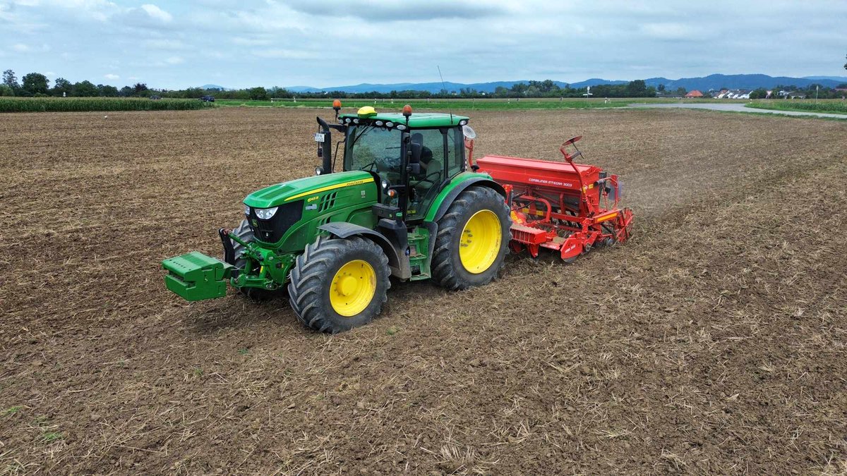 profiMagazin's tweet photo. Ein #JohnDeere 6145R mit #relt Tiefenlockerer und #Kuhn Drillkombi. https://t.co/If9LeGN0u2