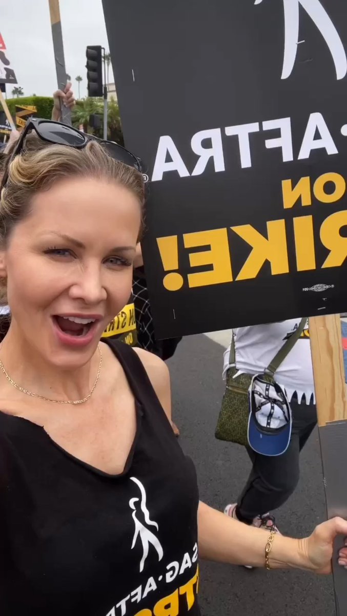 JosieDavis's tweet photo. SAG AFTRA MARCH!! ๐ญ ๐ชง
https://t.co/r1o5BAW4sQ
#sag #sagaftrastrong #dagaftrastrike #wgastrike #wgastrong #losangeles #hollywood. #paramount #netflix #warnerbrothers #sunsetgowerstudios #hulu #tubi #sony #disney https://t.co/PnWUL6azoC