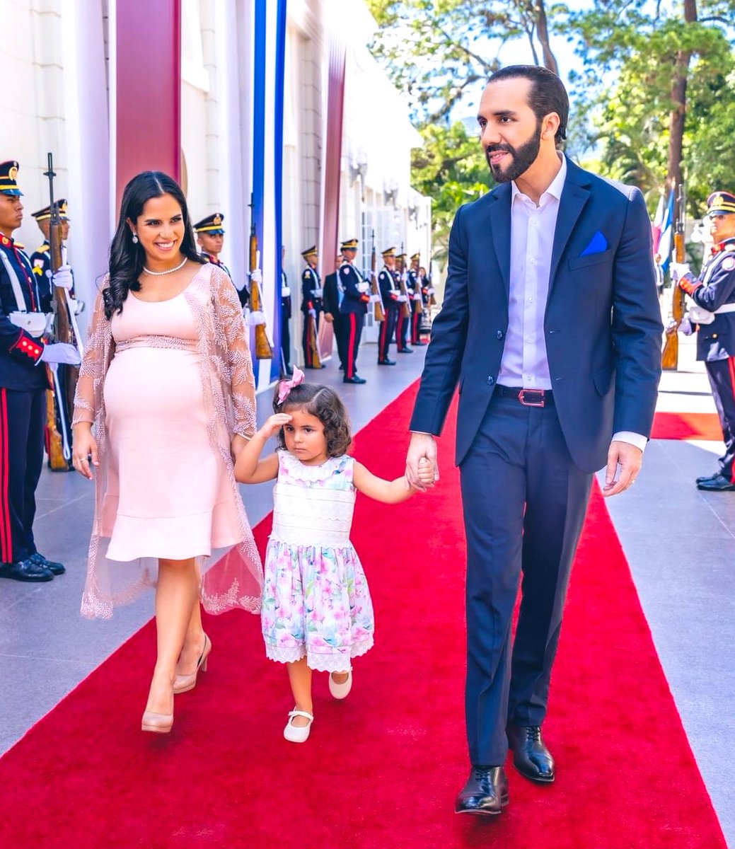 Laura PocaSV tweet media