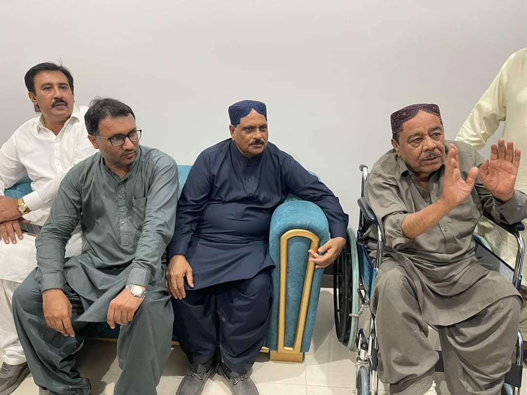 NSCorporation3's tweet photo. میئر نوابشاھ قاضی محمد رشید بھٹی صاحب کی جمالی ہائوس آمد 
ضلع صدر پی پی پی ،چئیرمین ضلع کائونسل چاچا علی اکبر جمالی کی عیادت کی اس موقع پر ٹاؤن کمیٹی اولڈ نوابشاھ کے چیئرمین حیات کاکیپوٹو ، سپاف مرکزی عودہدار زبیر اصغر جمالی ، سپاف ضلع رہنما اسامہ جویو بھی موجود. https://t.co/Tz4PHiJ0An
