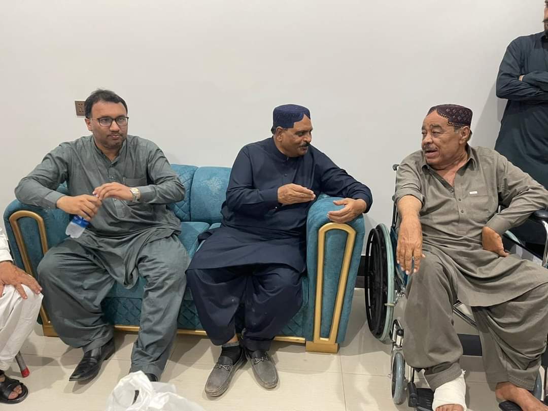 NSCorporation3's tweet photo. میئر نوابشاھ قاضی محمد رشید بھٹی صاحب کی جمالی ہائوس آمد 
ضلع صدر پی پی پی ،چئیرمین ضلع کائونسل چاچا علی اکبر جمالی کی عیادت کی اس موقع پر ٹاؤن کمیٹی اولڈ نوابشاھ کے چیئرمین حیات کاکیپوٹو ، سپاف مرکزی عودہدار زبیر اصغر جمالی ، سپاف ضلع رہنما اسامہ جویو بھی موجود. https://t.co/Tz4PHiJ0An