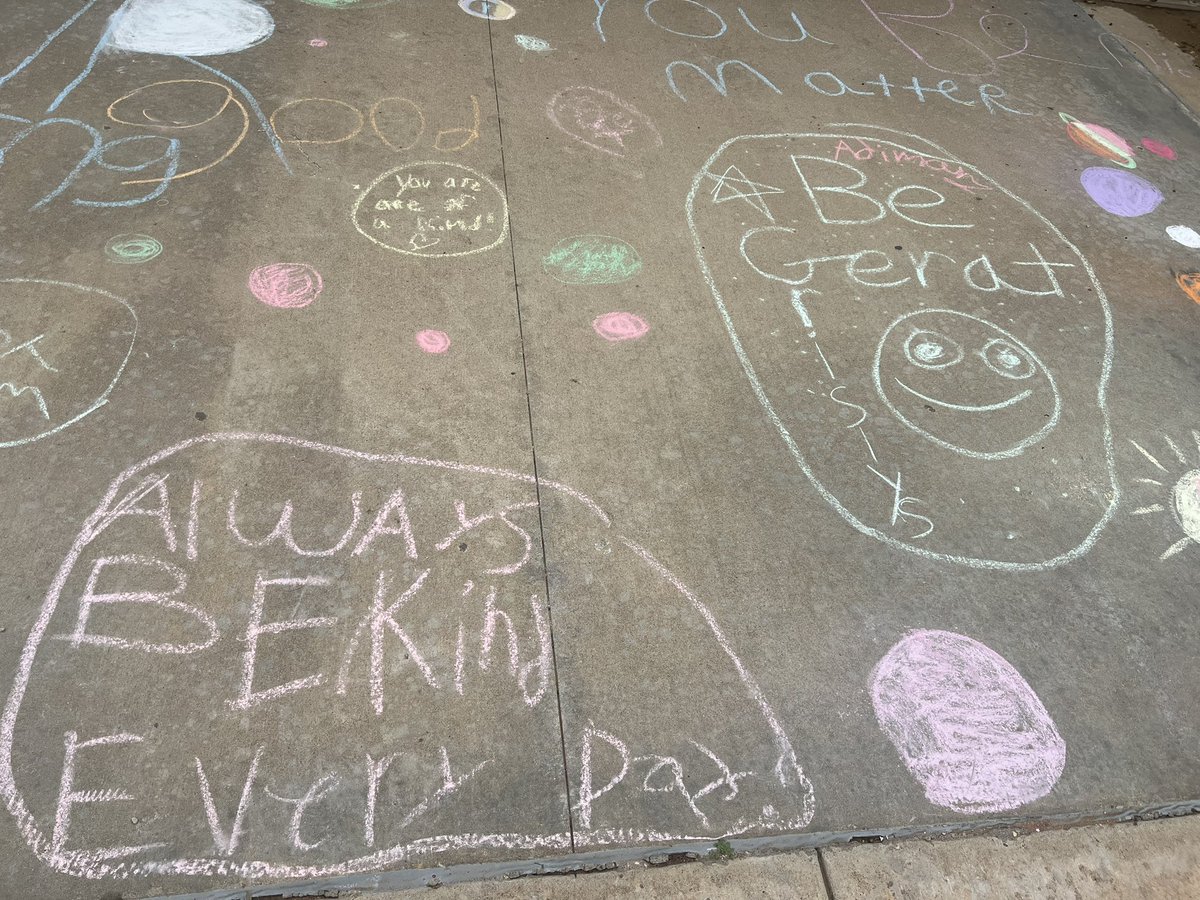 GoliadCounselor's tweet photo. Shout out to 1 of our Grizzly Great teachers @VirjiniaEspino1 She did a chalk the walk activity in honor of #DotDay coming up! Students did such a great job with #selfexpression #Kindness #promotingpositivity #antibullying @Goliad_Elem @clopezbilingual #DreamBig #WhereDreamsBegin https://t.co/JnnupRlQRG