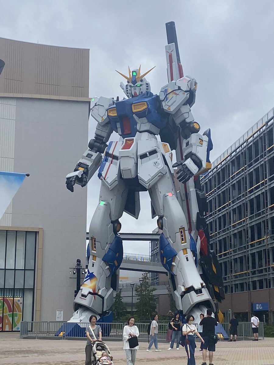 darklochstudios's tweet photo. Some love to Gundam at LaLaport Fukuoka. Hmmm mech RPG next? //Bjorn https://t.co/kbinFBYl7g