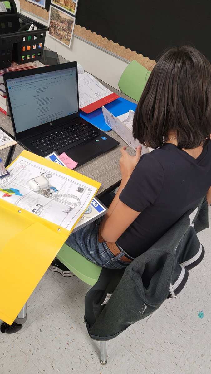 Mrs_Cortez12's tweet image. Amazing Owls in action, crafting #StudyGuides for their Texas History assessment 📚🤠! Love how they&apos;re combining information from various sources to master the test! 🌟 #TexasHistory #LearningTogether #StudentSuccess

@STAGinPG @DrReyC