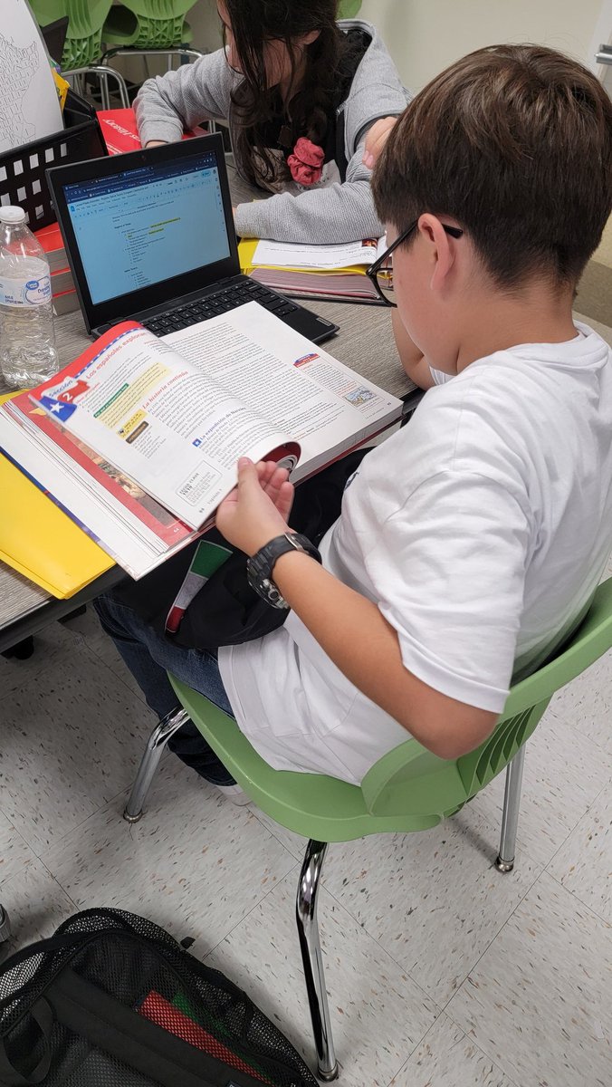 Mrs_Cortez12's tweet image. Amazing Owls in action, crafting #StudyGuides for their Texas History assessment 📚🤠! Love how they&apos;re combining information from various sources to master the test! 🌟 #TexasHistory #LearningTogether #StudentSuccess

@STAGinPG @DrReyC