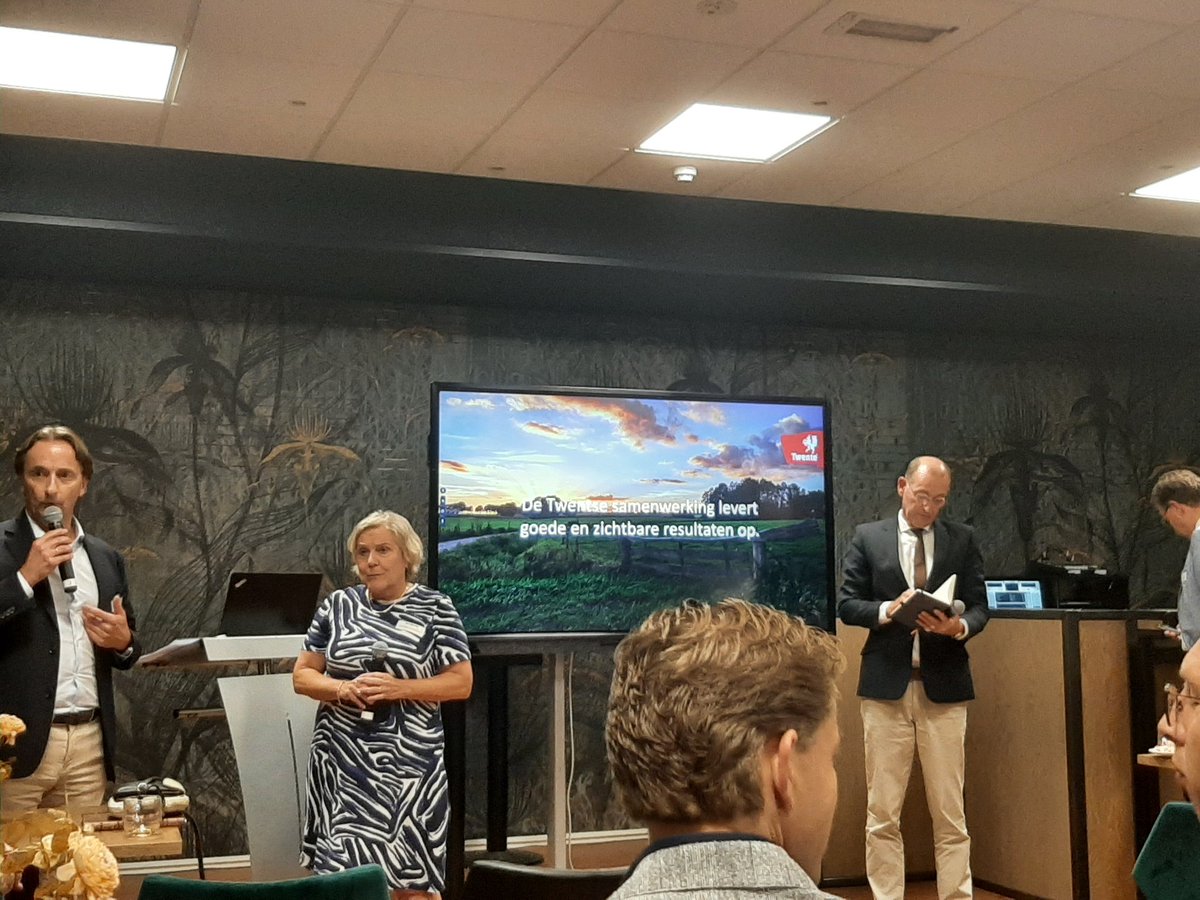 AlexanderDollen's tweet photo. Op 13 september was de inspiratie- en netwerkbijeenkomst Twenteraad ontmoet Twente Board.
Deze avond vonden discussies plaats over o.a. de sturingsmogelijkheden van raadsleden op Twente Board, we keken naar thema's in de praktijk en maakten kennis met de nieuwe voorzitter @AnkCdk https://t.co/5lhONLBsQ5
