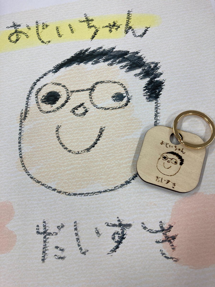 946Fab's tweet photo. 来週は敬老の日ですね。
お子さんの描いた絵をキーホルダーにしてプレゼントするのは���かがでしょうか？レーザーカッターのワークショップで作れます。絵を持参の場合は色はつけず黒いペンで描いてきてください！興味のある方はFab.946まで。ご予約お待ちしてます。

#fab946
#レーザーカッター https://t.co/vzGKCGov38