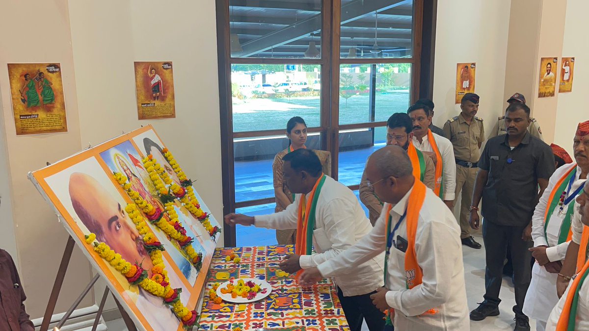 TusharRandhe's tweet photo. दि 13 सप्टेंबर रोजी नंदुरबार येथे भा.ज.पा. पालघर नंदुरबार धुळे येथील जिल्हा परिषद सदस्यांचा  प्रशिक्षण वर्गाचे उदघाटन राज्याचे आदिवासी विकास मंत्री ना.डॉ विजयकुमार गावित यांच्या शुभहस्ते संपन्न झाले 
@BJP4India @Dev_Fadnavis @cbawankule @AmitShah @DrVijayKGavit @iVijayChaudhari https://t.co/O4LVQpeVvP