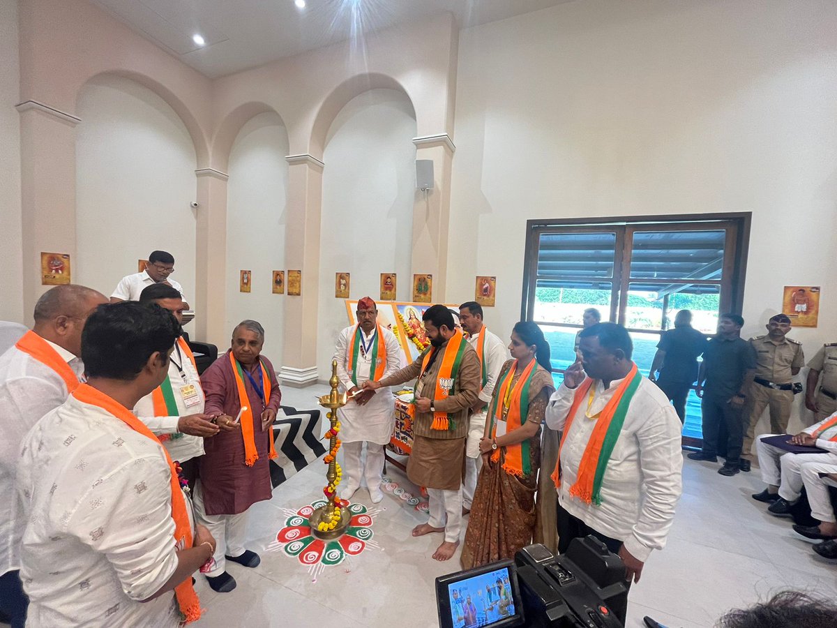 TusharRandhe's tweet photo. दि 13 सप्टेंबर रोजी नंदुरबार येथे भा.ज.पा. पालघर नंदुरबार धुळे येथील जिल्हा परिषद सदस्यांचा  प्रशिक्षण वर्गाचे उदघाटन राज्याचे आदिवासी विकास मंत्री ना.डॉ विजयकुमार गावित यांच्या शुभहस्ते संपन्न झाले 
@BJP4India @Dev_Fadnavis @cbawankule @AmitShah @DrVijayKGavit @iVijayChaudhari https://t.co/O4LVQpeVvP