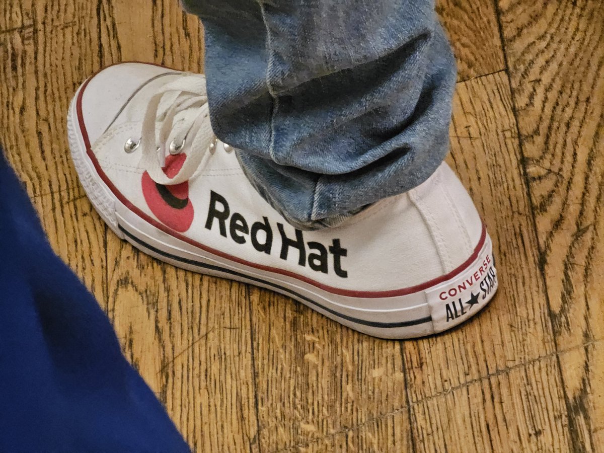 fabrizio_degni's tweet photo. I never seen before the @redhat shoes!!! Pretty cool 😎
#redhat #appareil #stuff #cool https://t.co/r29t4Ooiyr