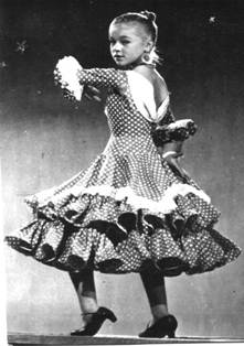 MARISOLpepaflor's tweet photo. Mi infancia.
Nací en Málaga, el 4 de febrero de 1948 y era la mediana de mi casa. Mi familia era humilde pero fuimos muy felices. Desde pequeña me uní a la organización "Coros y Danzas" de la sección femenina de la Falange. https://t.co/Pk31kCPlRH