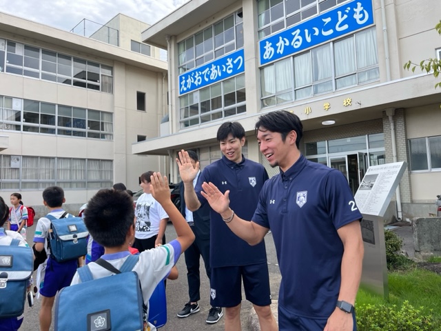 FUKUI_BLOWINDS's tweet photo. あいさつ運動実施🏫

本日 鯖江市立立待小学校にてあいさつ運動を実施いたしました🖐️

#立待小学校 の先生、児童の皆様ありがとうございました✨

#渡辺竜之佑
#小川京介
#福井ブローウィンズ 
#あいさつ運動 https://t.co/N7PMBPL2sx