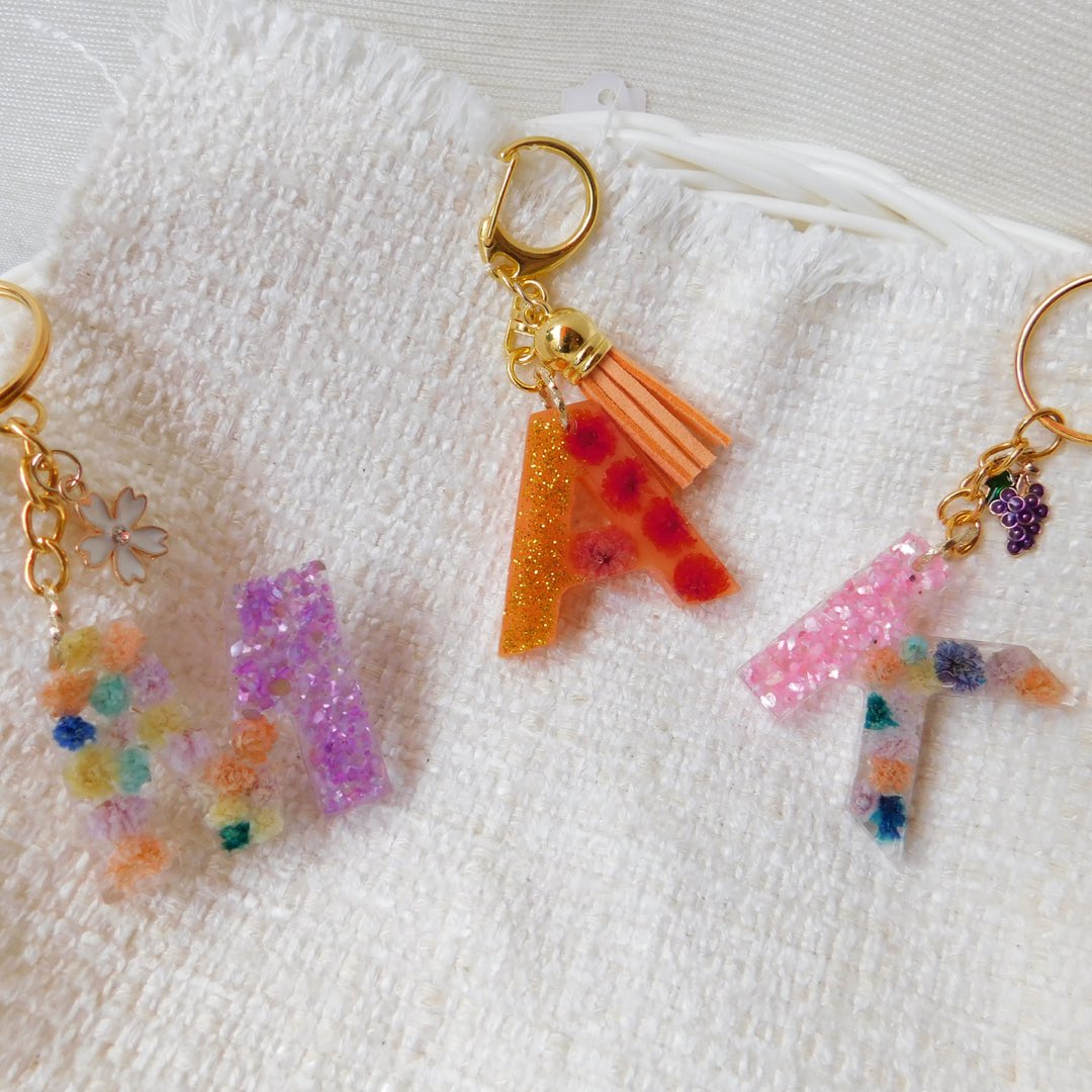 rosy_plus's tweet photo. 「Lindi」より新作です。オーダー頂いた���ニシャルチャーム。プレゼントにも喜ばれそうですね。そしてHALLOWEENに合わせて可愛いアクセサリーも登場です。#Halloween2023 #ハロウィーン #レジンアクセサリー #イニシャルチャーム https://t.co/LUFhKtJq2S