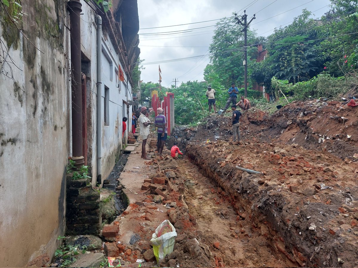 Pritamgomoh's tweet photo. @narendramodi @AshwiniVaishnaw @gmhajipurgmail1 @drmdhnecr railway doing work same road going from purani bazar gomoh towards hazi mohalla forcefully encroaching road at down area sr den/co have said there is 12 "road infront of temple is it12" or duet policy done by Rail. https://t.co/frjM6ME6pE